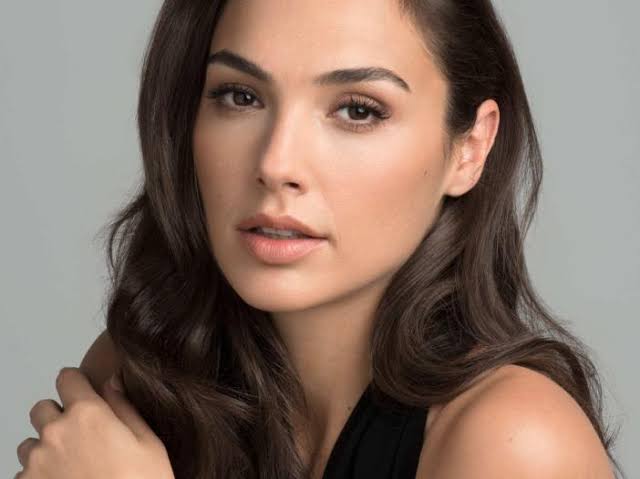 Gal Gadot Biography, Wiki, Bio, Husband, Family, Affair, Controversies ...