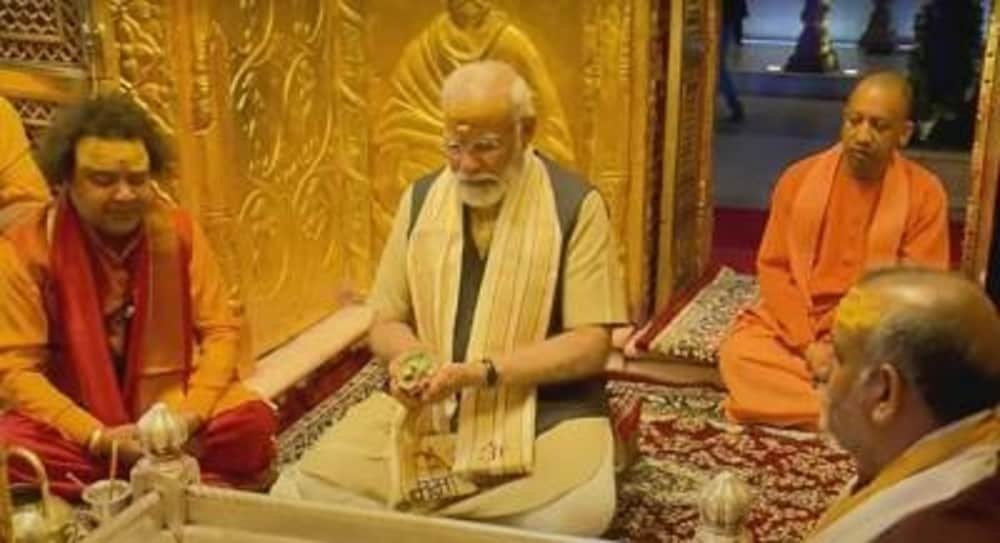 Prime Minister Narendra Modi performing rituals at the Kashi Vishwanath Temple in Varanasi. (Image: HT)