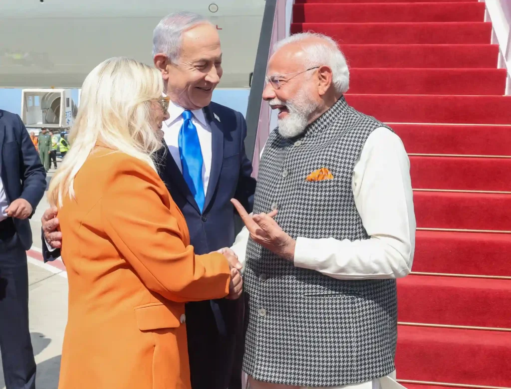 Narendra Modi shaking hands with Israeli Prime Minister Benjamin Netanyahu near an aircraft staircase