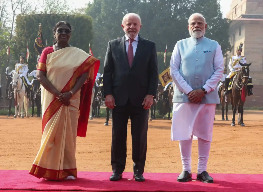 Narendra Modi standing beside President Droupadi Murmu at an official ceremony