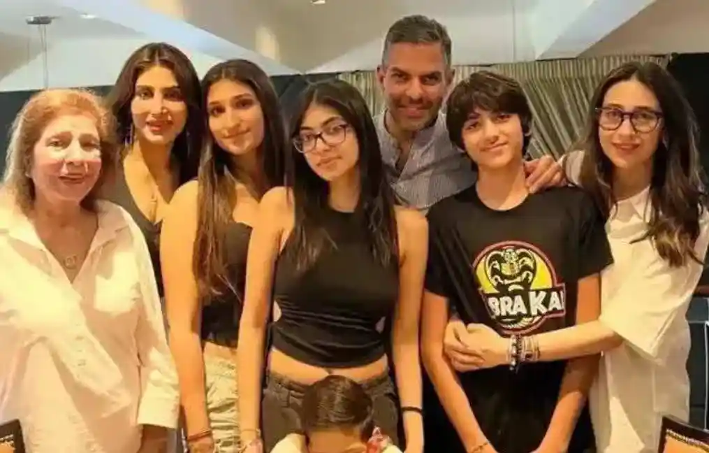 Sunjay Kapur with family members including children Samaira and Kiaan Kapoor and former wife Karisma Kapoor.